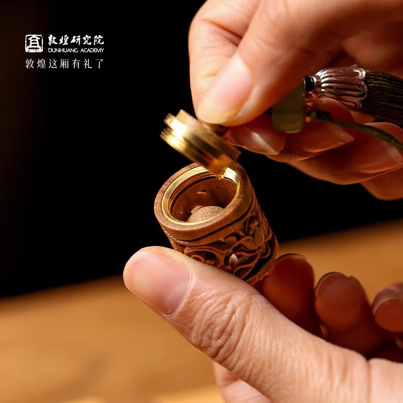敦煌研究院 檀木香囊挂饰 博物馆文创礼品生日礼物包包汽车挂饰 禧宁·敦煌莲花檀木香囊挂饰