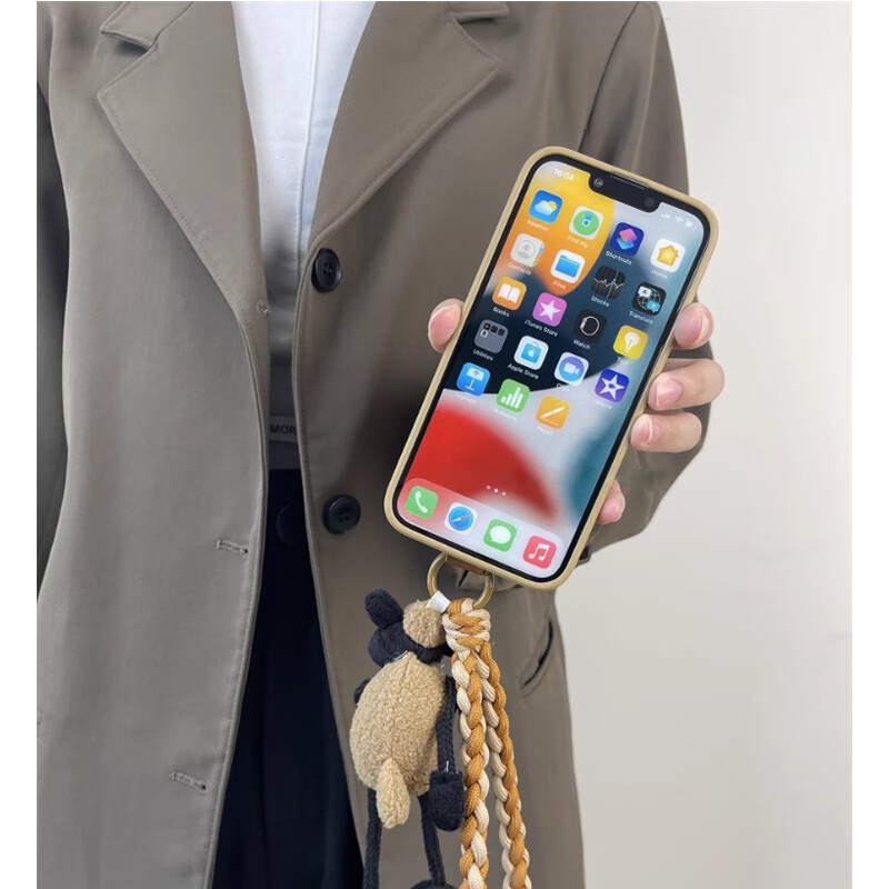 八脚兽毛绒小羊公仔挂件适用苹果17promax手机壳iphone16promax创意17秋冬15pro斜挎14防丢13PM手提侧背 卡其皮纹壳+毛绒小羊公仔+棕色手绳+斜挎长绳 iPhone 13 Promax