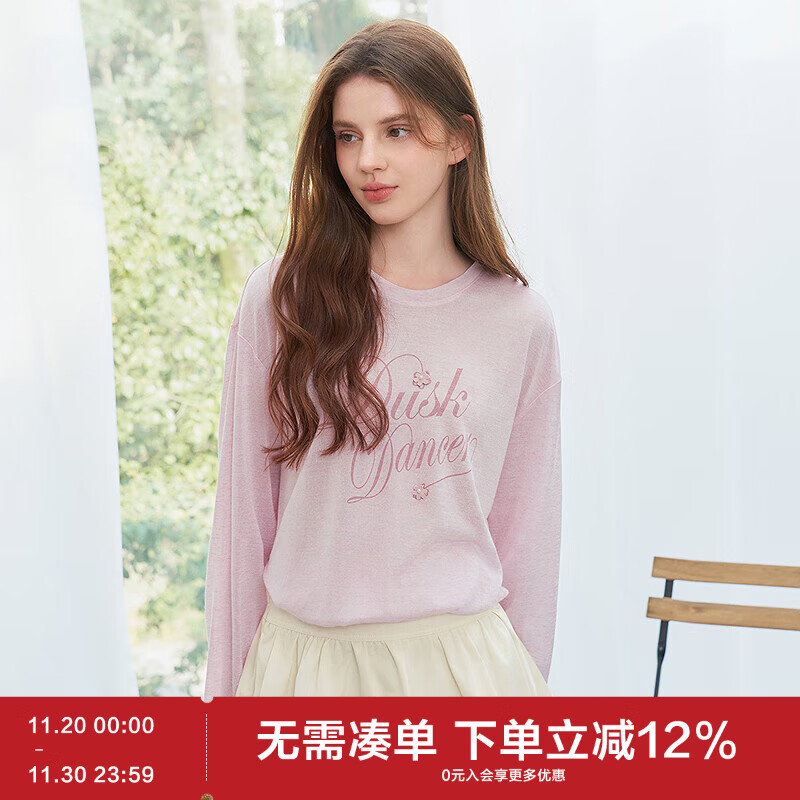 乐町清甜花体字母印花简约落肩长袖T恤 卡里尼亚粉（现货） L