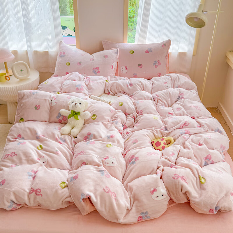 伊路卡新款牛奶绒四件套秋冬季保暖珊瑚绒床上用品儿童被套床单 草莓猫咪 2米床 四件套 床单款 （被套220*240cm）