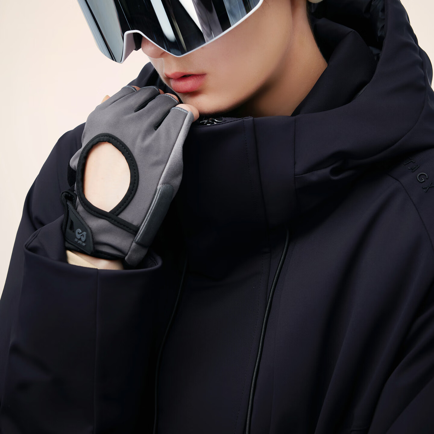 TAGX 探观女式中款风行羽防水鹅绒服女高蓬松95%白鹅绒保暖抗菌羽绒服女 礁石黑 S