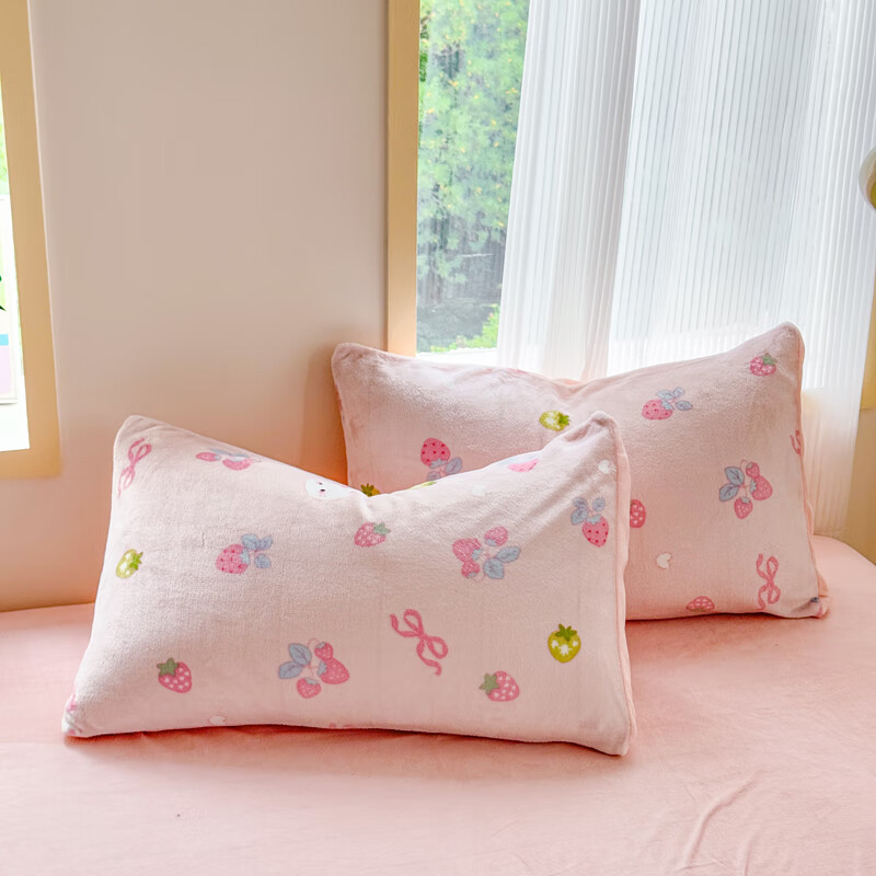 伊路卡新款牛奶绒四件套秋冬季保暖珊瑚绒床上用品儿童被套床单 草莓猫咪 2米床 四件套 床单款 （被套220*240cm）