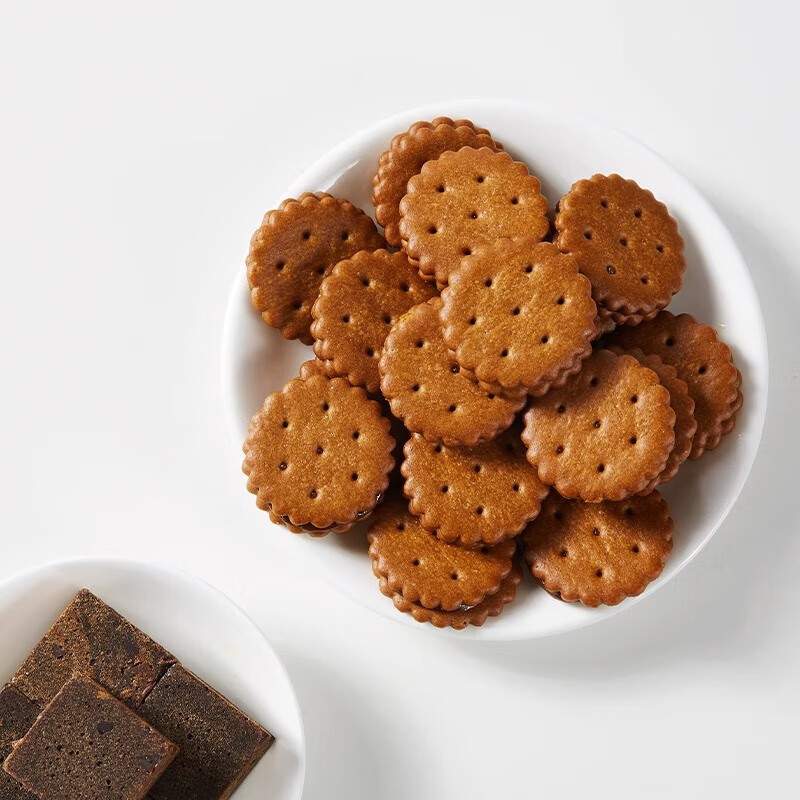 冬己夹心咸蛋黄饼干网红黑糖麦芽糖焦糖小圆饼办公室休闲零食小吃 【大包装】黑糖500g*1袋