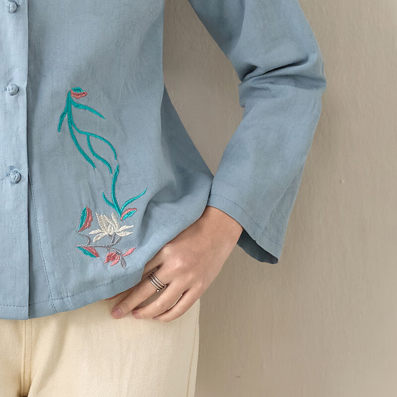 子牧棉麻春装 女中国风立领刺绣衬衫复古盘扣长袖茶服宽松上衣8889 蓝色 2XL (建议125-140斤)