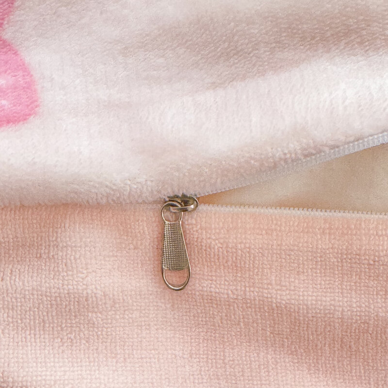 伊路卡新款牛奶绒四件套秋冬季保暖珊瑚绒床上用品儿童被套床单 草莓猫咪 2米床 四件套 床单款 （被套220*240cm）