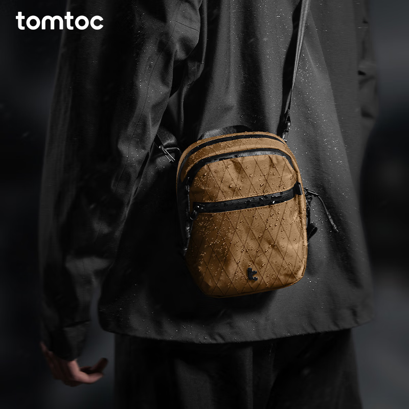 tomtoc高性能斜挎包便携旅行小包男女轻便防水小挎包手机包随身小包T37 砂岩棕 1.3L｜轻便出行