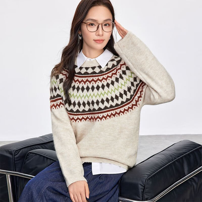 尚都比拉（Sentubila）【含綿羊毛】費(fèi)爾島撞色幾何提花插肩袖寬松軟糯彈力保暖套頭毛衣 燕麥色 M JM