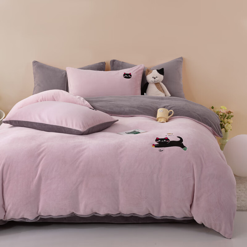 VJE秋冬季床上牛奶绒四件套双面绒法兰珊瑚绒加厚被套床单三件套床品 淘气猫（浅粉+深灰） 四件套2.0m 床单款 -被套220*240cm