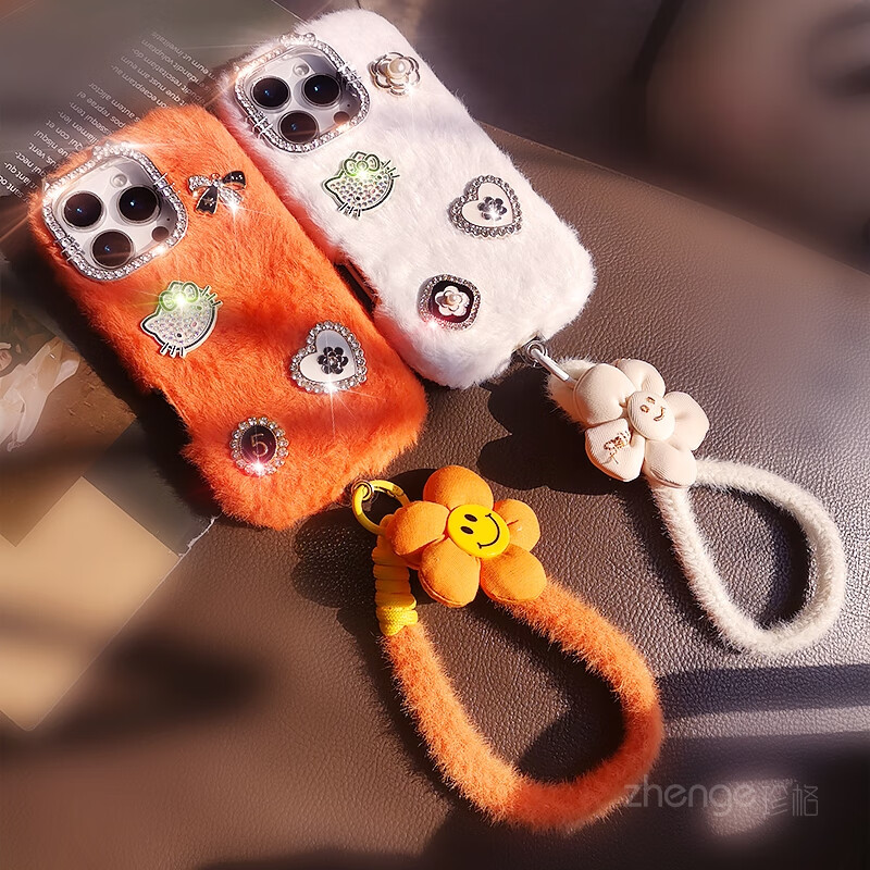 欣珠可爱猫猫毛绒手机壳带手腕挂绳适用于苹果15iphone16Promax全包防摔IP15plus卡通保护套时尚秋冬季 白色-可爱猫小香风毛绒壳+毛绒手绳 iPhone 16 Pro Max