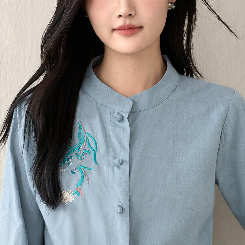 子牧棉麻春装 女中国风立领刺绣衬衫复古盘扣长袖茶服宽松上衣8889 蓝色 2XL (建议125-140斤)