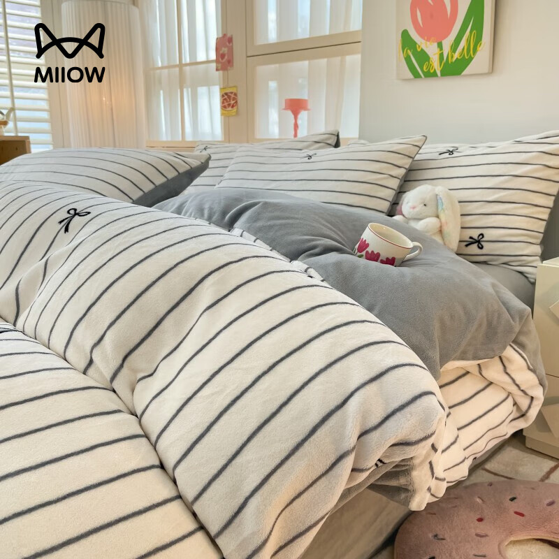 猫人（MiiOW）冬季加厚牛奶绒床上四件套2025新款加绒珊瑚绒床单被套床品三件套 浅灰蝴蝶结【双面加厚牛奶绒 加倍保暖】 床笠款 1.5m床四件套-适合200x230cm被芯