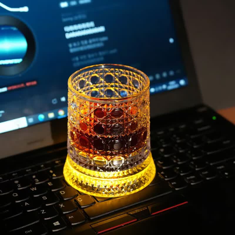 咏幻水晶旋转玻璃杯家用威士忌酒杯洋酒杯高级感网红解压装饰摆件 宝石纹旋转解压杯1只发黄光灯带