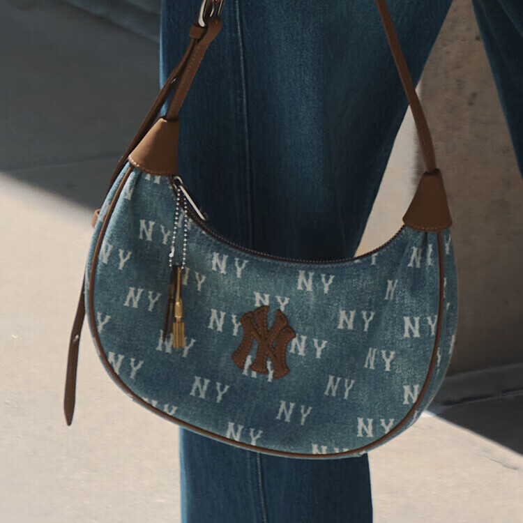 MLB官方男女情侣牛仔老花时尚大LOGO可调节腋下包秋冬新款 浅蓝色水桶包 均码