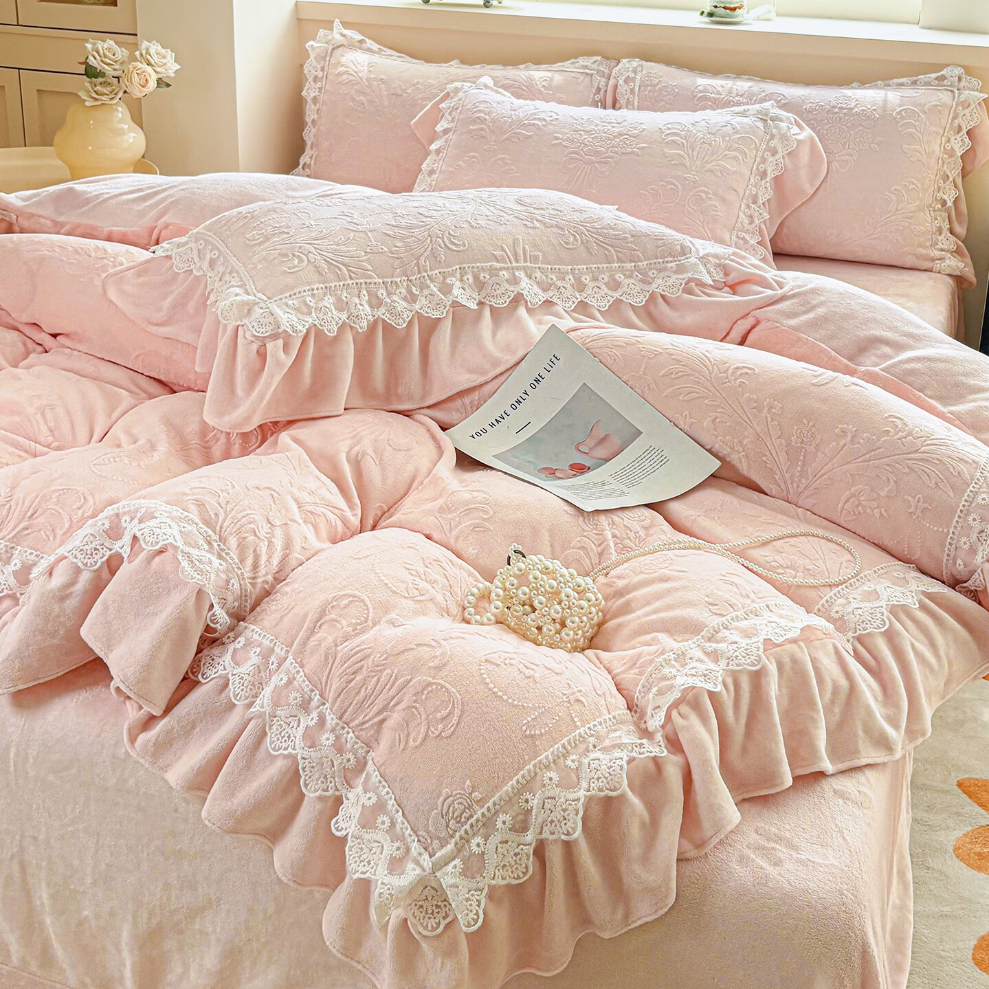 VJEA类高克重牛奶绒四件套花边款公主风雕花绒床单床盖被套珊瑚绒 艾洛薇【玉粉】 四件套1.5m 床单款 （被套200*230cm）