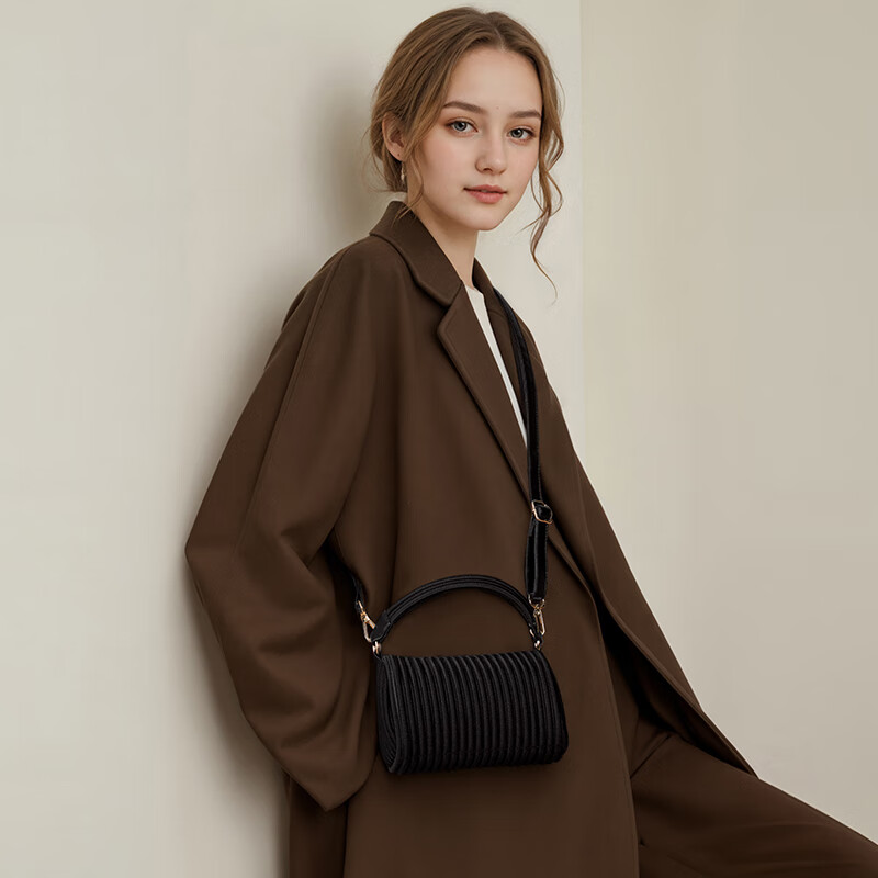 ONIMALS波士顿包女式2025新款款枕头包斜挎保龄球包手提小包 焦糖色