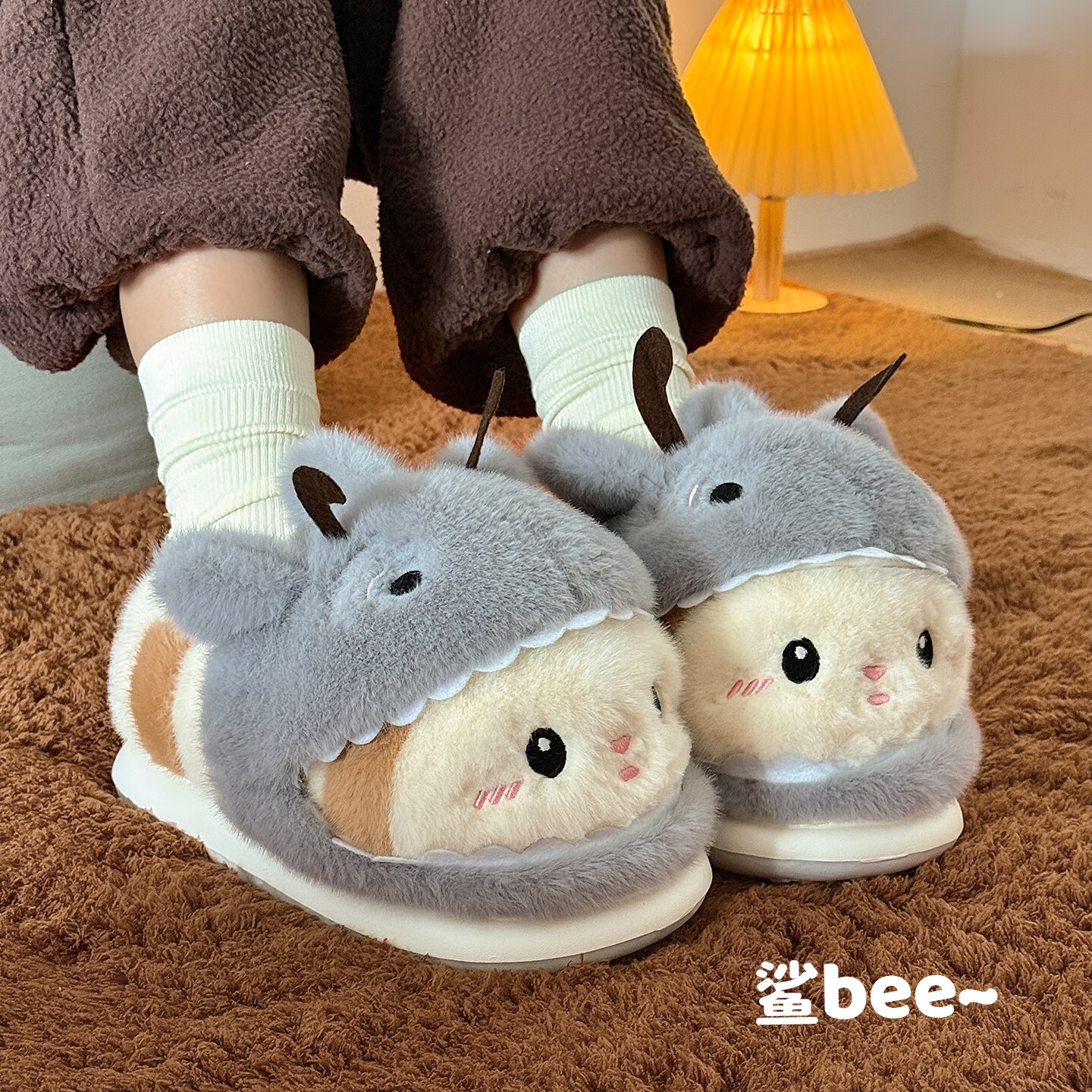 FZT趣味鲨bee情侣2025新款棉拖鞋保暖防滑女冬季舒适居家可爱毛毛鞋 鲨鱼蜜蜂【Bee/萌趣可爱+前头可盖扣】 38-39 标准码