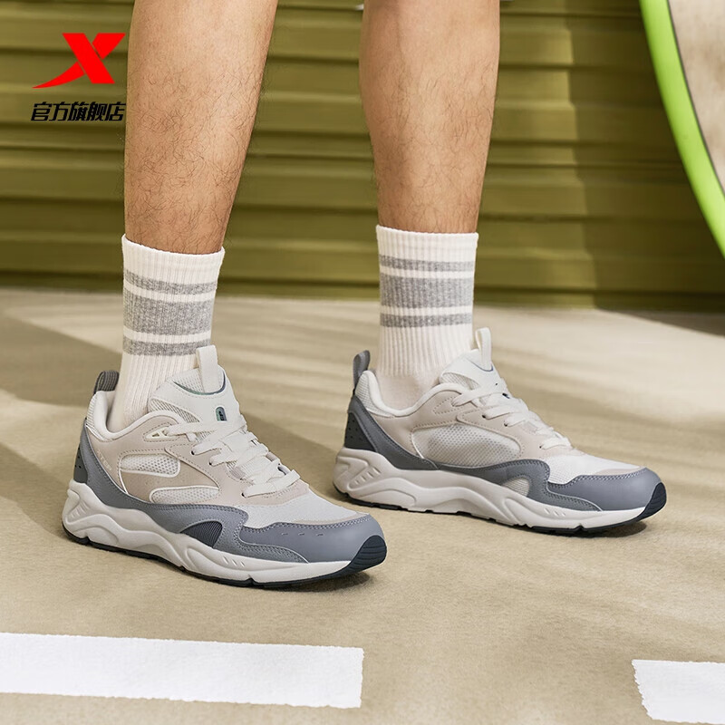 特步（XTEP）【商场同款】休闲鞋男鞋女鞋新款舒适轻便通勤跑鞋潮流复古运动鞋 帆白/森林绿/黄檀棕【新生男款】 42