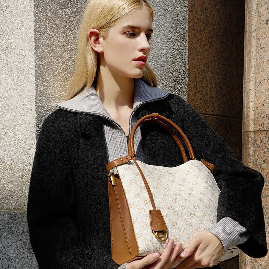 COOGI包包女包奢侈品2026新款单肩斜挎包托特包情人节礼物送女友老婆 米白 35*26*13cm