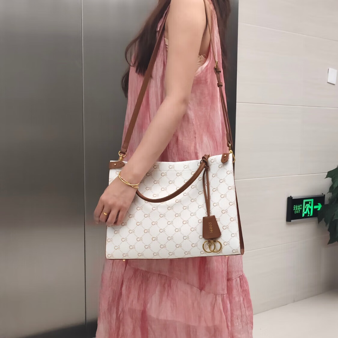 COOGI包包女包奢侈品2026新款单肩斜挎包托特包情人节礼物送女友老婆 米白 35*26*13cm