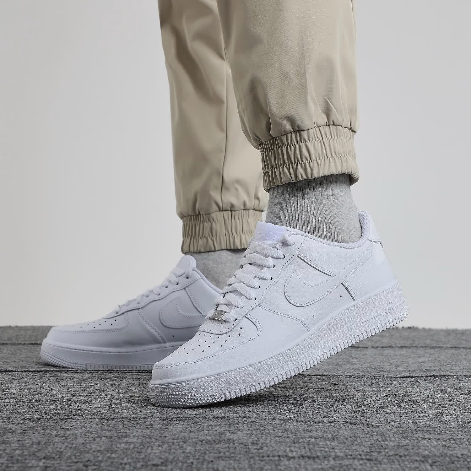 耐克（NIKE）男鞋Air Force 1空军一号经典百搭低帮板鞋时尚休闲运动鞋 CW2288-111 白色【轻盈舒适】 42.5