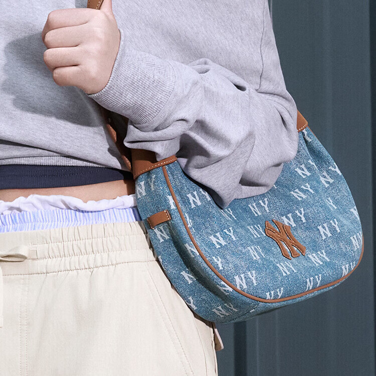 MLB官方男女情侣牛仔老花时尚大LOGO可调节腋下包秋冬新款 浅蓝色水桶包 均码