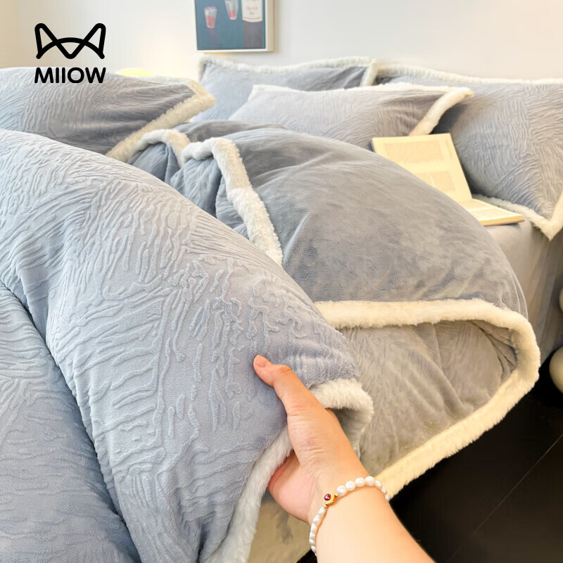 猫人（MiiOW）雕花牛奶绒四件套2025新款冬季加厚高级感被套珊瑚绒床笠床品 伊贝-天空蓝【双面加密牛奶绒 加倍保暖】 床单款 1.8m床四件套-适合200x230cm被芯
