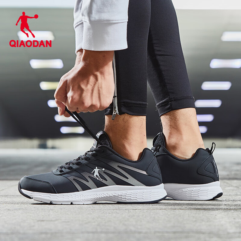 乔丹冬季皮面加绒防水运动鞋男鞋2025跑步鞋减震轻便软底休闲黑色跑鞋 黑色/银色【革面防水】 39