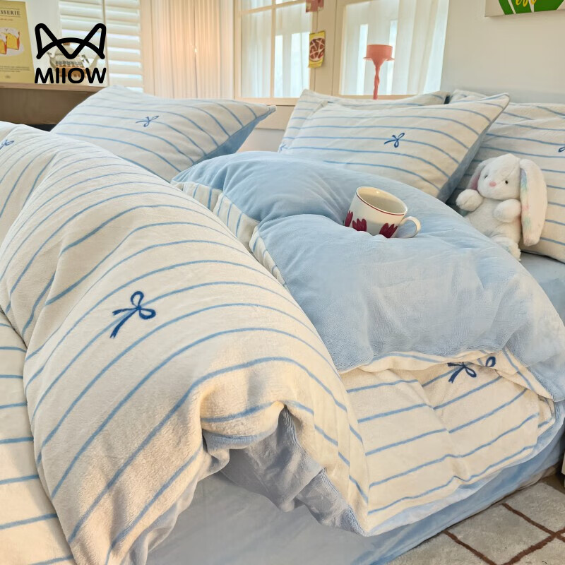 猫人（MiiOW）冬季加厚牛奶绒床上四件套2025新款加绒珊瑚绒床单被套床品三件套 婴儿蓝蝴蝶结【双面加厚牛奶绒 加倍保暖】 床笠款 1.8m床四件套-适合200x230cm被芯