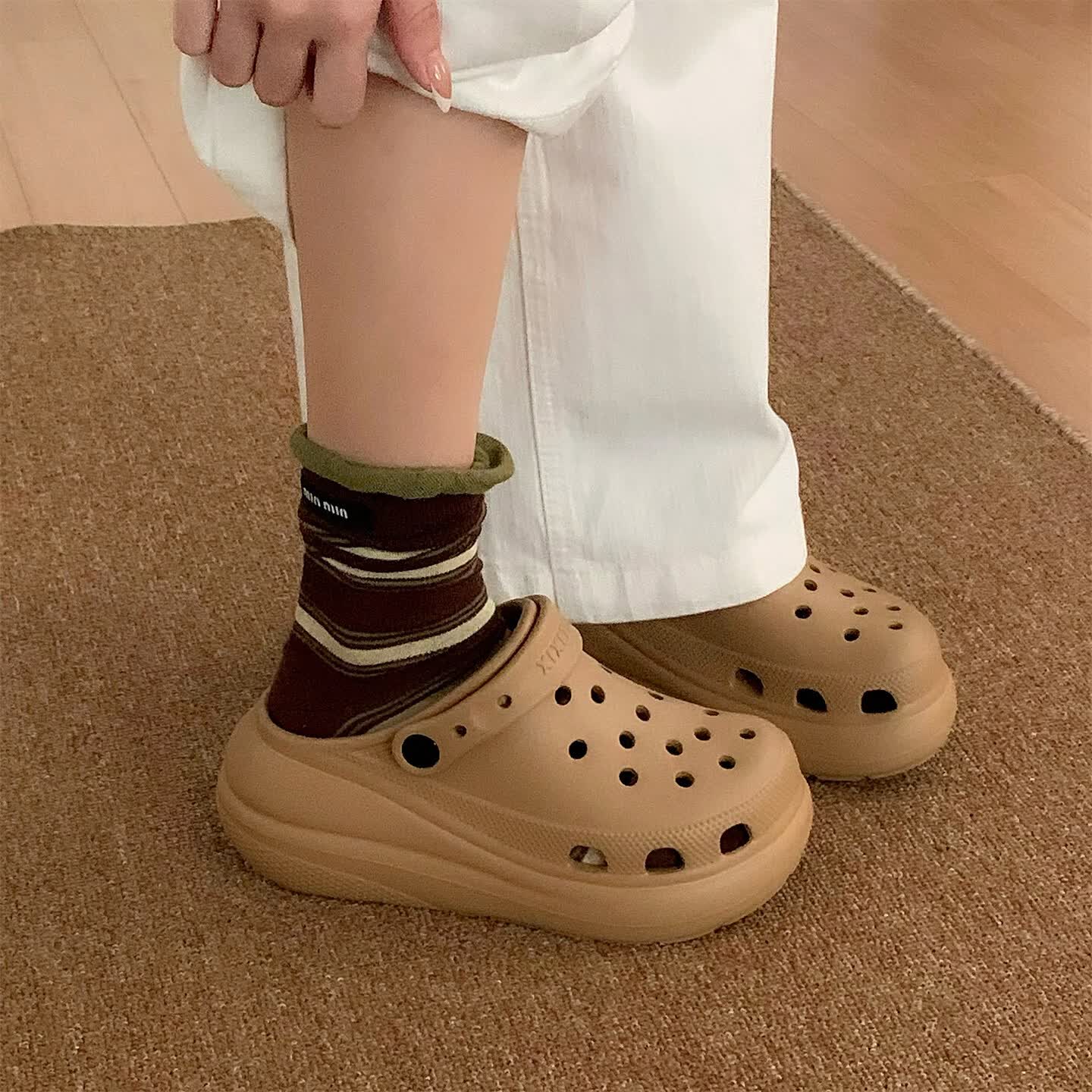 细细条（XIXITIAO）足弓洞洞鞋女EVA增高厚底夏网红海边度假沙滩凉鞋包头拖鞋 黑色【纯色】 38-39 【标准码】