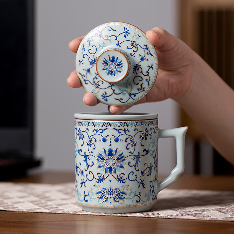 青禾窑天青汝窑马克杯缠枝莲过滤茶杯带盖过滤茶水分离杯高档办公室水杯 天青汝窑青花缠枝莲文轩杯