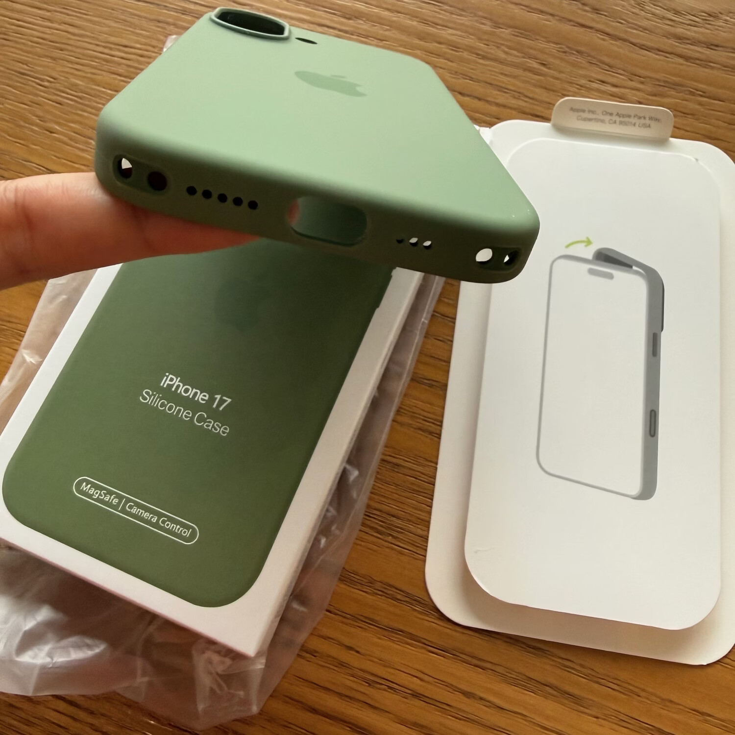 iPhone 17液态硅胶保护壳 磁吸动画按键款（现货速发） 浅苔绿色 17