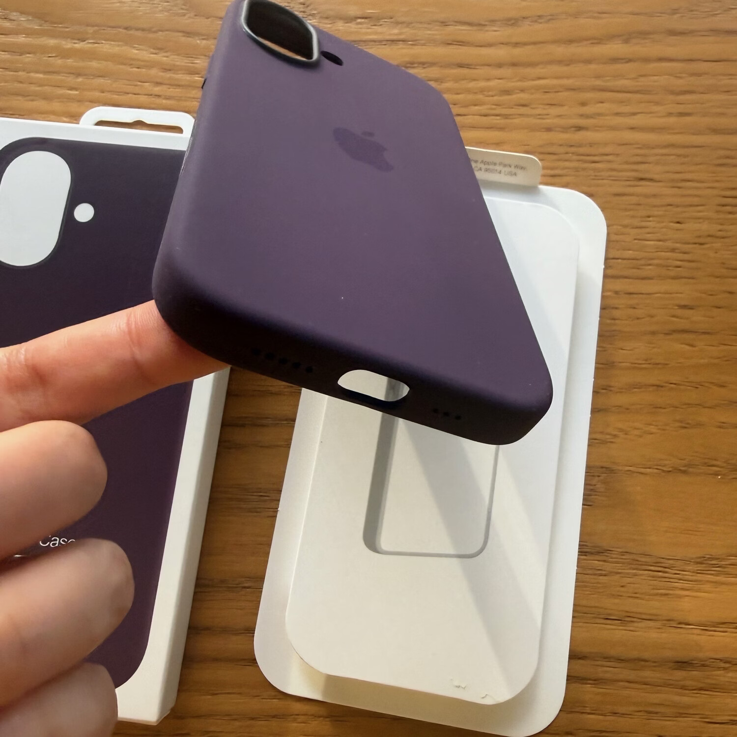 iPhone 16液态硅胶保护壳 磁吸动画按键款（现货速发） 梅子色 16