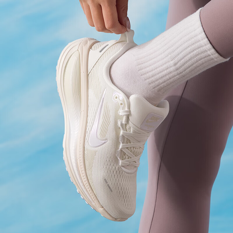 耐克（NIKE）W  VOMERO 18 ESS 2026春季新款女鞋缓震回弹透气运动休闲鞋 IO9915-100 37.5