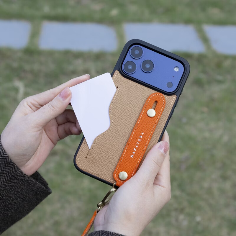 花虎（HANATORA）苹果17/16/15Promax手机壳新款日式真皮iPhone15/14pro高端全包防摔腕带挂绳带支架卡包男女款Air 【风衣灰+橙】配挂脖绳 iPhone 17 Pro