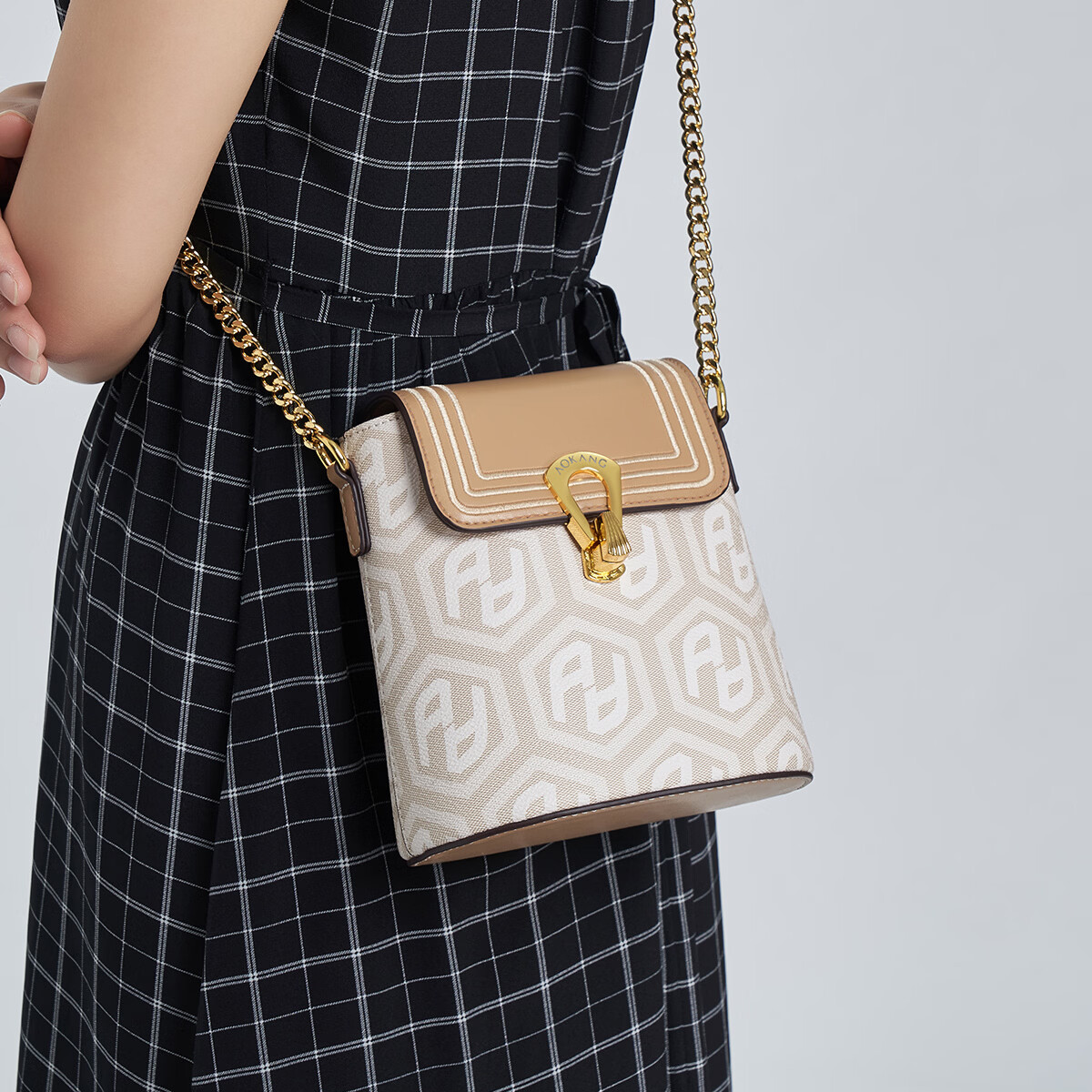 奥康（Aokang）包包女包手提包新款复古托特包印花斜挎单肩包生日新年礼物 BG702241-椰奶白