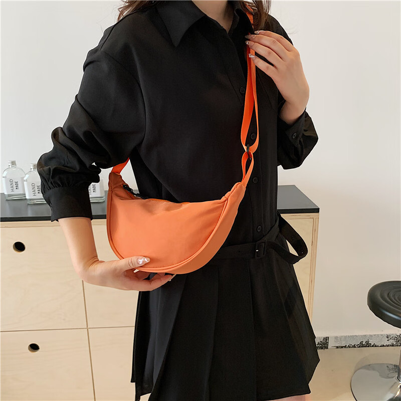 【甄选直发】尼龙斜挎包包女2023新款潮饺子包轻便小挎包腋下包简 浅米白色 标准