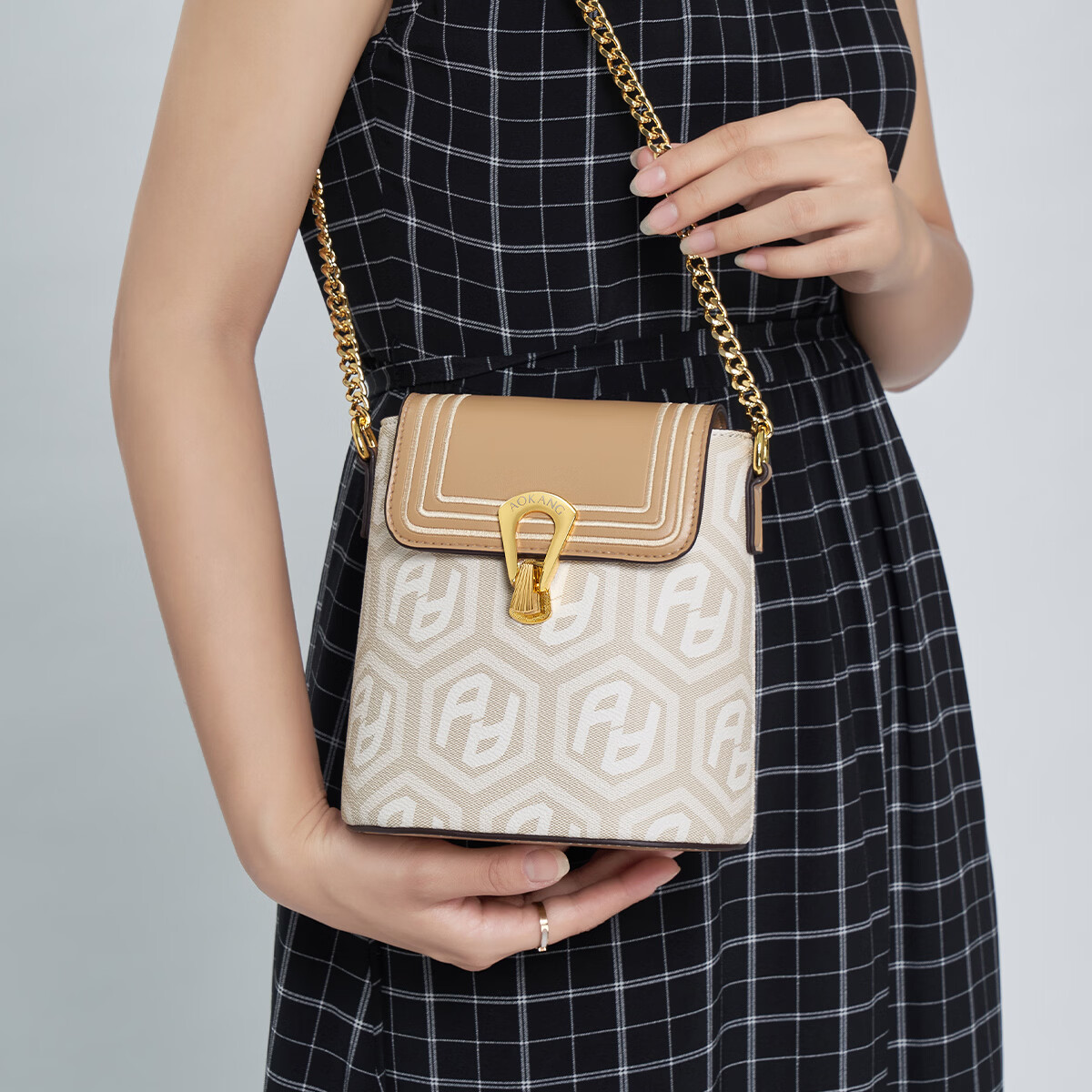 奥康（Aokang）包包女包手提包新款复古托特包印花斜挎单肩包生日新年礼物 BG702241-椰奶白