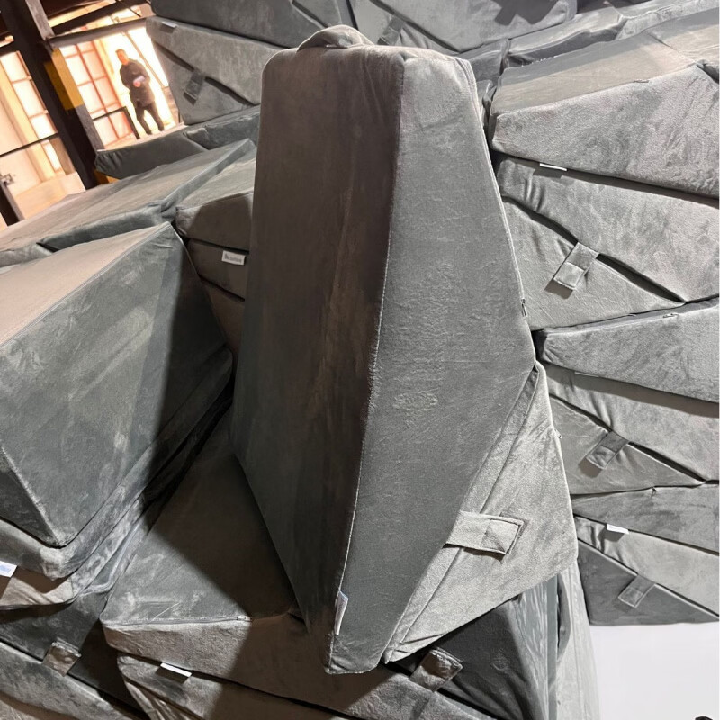 ��ɭ��ͷ����󿿱�б�·����������������˰��ɲ������и����� ��ɫ��ת���治��ͷ�� 56cm*56cm ����о *30.5cm