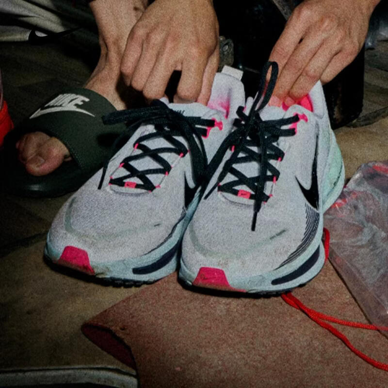 耐克 （NIKE）男子NIKE VOMERO 18跑步鞋 IM6676-104 40