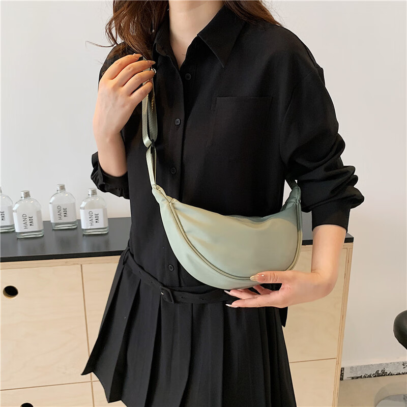 【甄选直发】尼龙斜挎包包女2023新款潮饺子包轻便小挎包腋下包简 浅米白色 标准