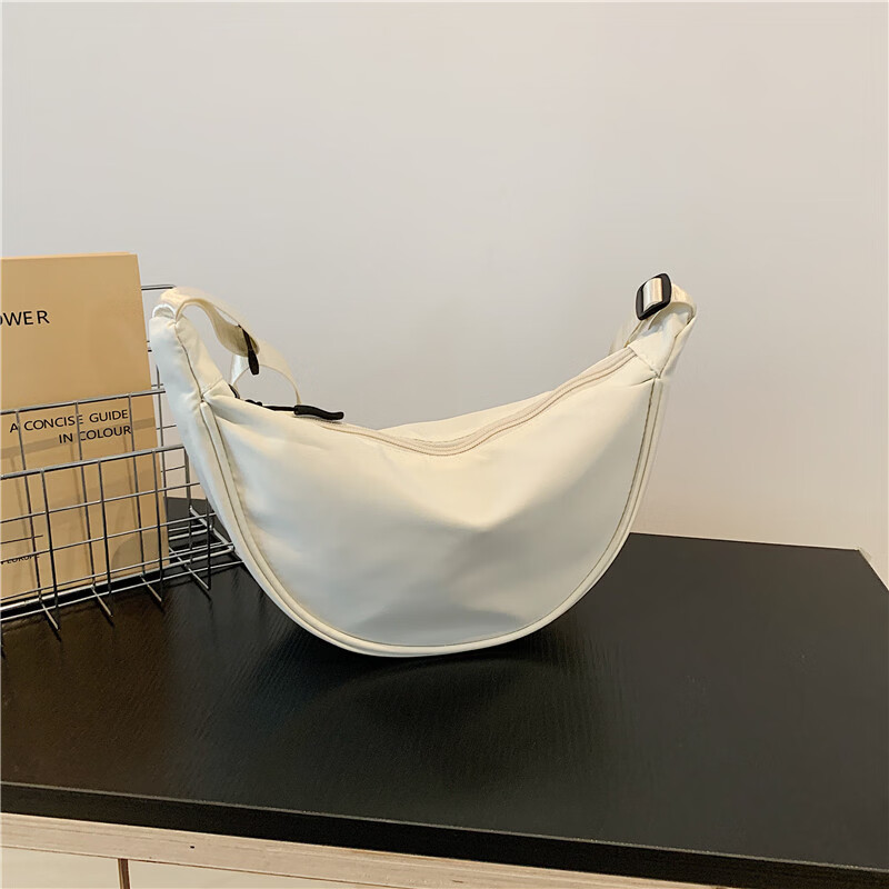 【甄选直发】尼龙斜挎包包女2023新款潮饺子包轻便小挎包腋下包简 浅米白色 标准