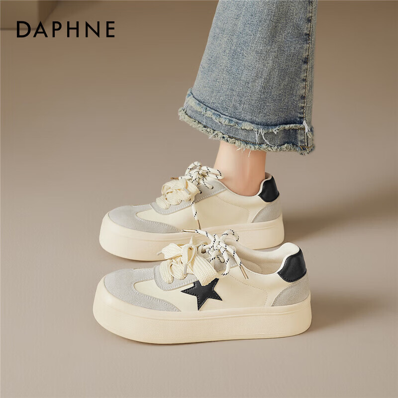 达芙妮经典百搭板鞋女2026春季新款平底不累脚通勤运动鞋厚底增高板鞋 米灰色 35