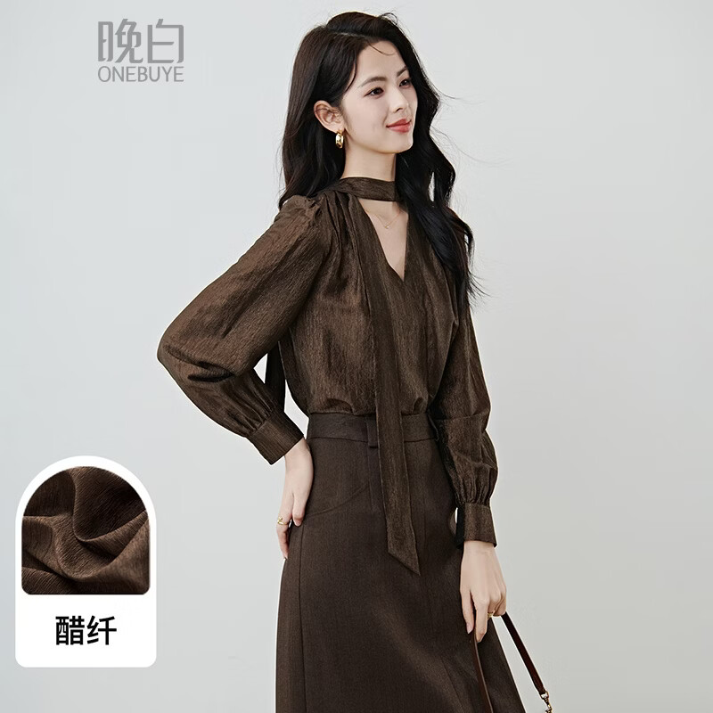 晚白独特设计感醋酸衬衫女2026春款优雅气质V领飘带通勤百搭垂顺衬衣 深咖色 M