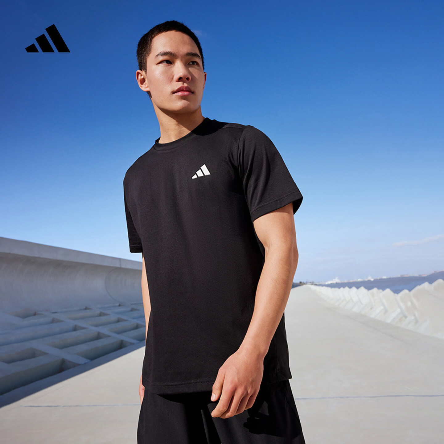 adidas速干舒适薄款运动健身上衣圆领短袖T恤男夏季阿迪达斯官方   黑色/白   XS