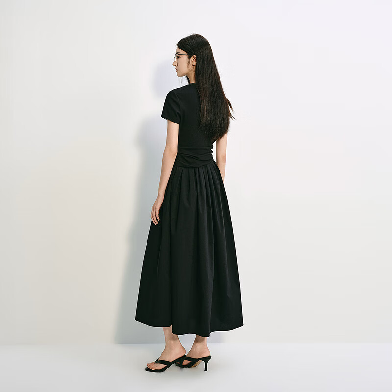欧时力(OCHIRLY)【季中折扣】欧时力 连衣裙女2026夏新款褶皱短袖收腰显瘦小黑裙 黑色 -独家定染面料 L