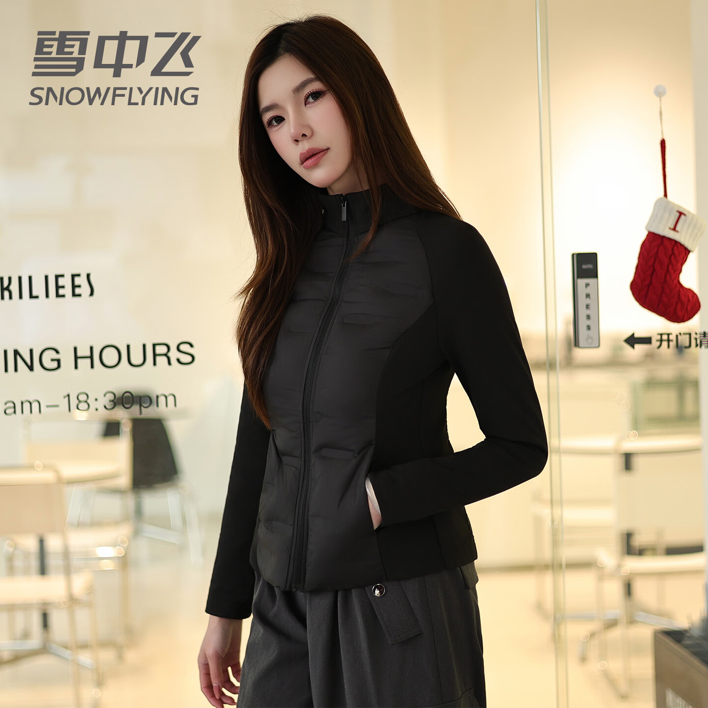 雪中飞轻薄羽绒服女短款2026年春季新款立领拼接排骨服修身瑜伽保暖外套 黑色 XL 170/92A （110-125斤）