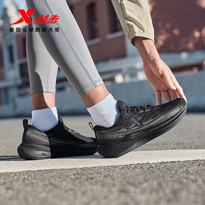 特步（XTEP）行云FW跑步鞋男冬季新款保暖运动鞋革面防泼水休闲通勤男鞋 黑 43