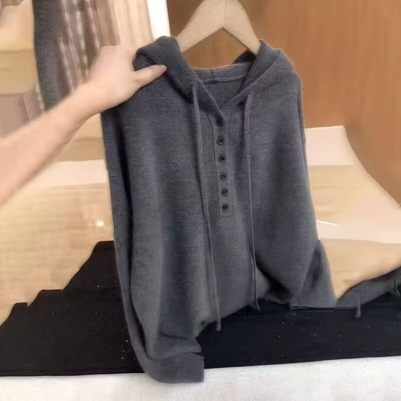 【商场品质】秋冬韩系连帽纽扣设计长袖针织衫女通勤保暖大码上衣 灰色 L 【建议120-140斤】