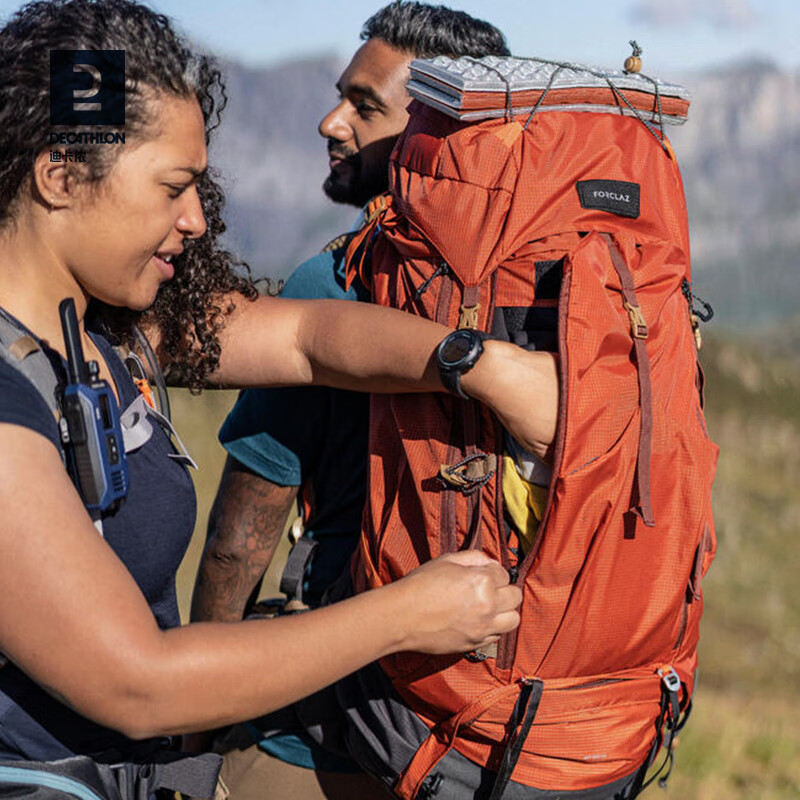 迪卡侬双肩背包MT500Air户外登山徒步旅行城市轻户外背负系统重装大容量 暴力橙_70L 轻量化设计 背负更轻松
