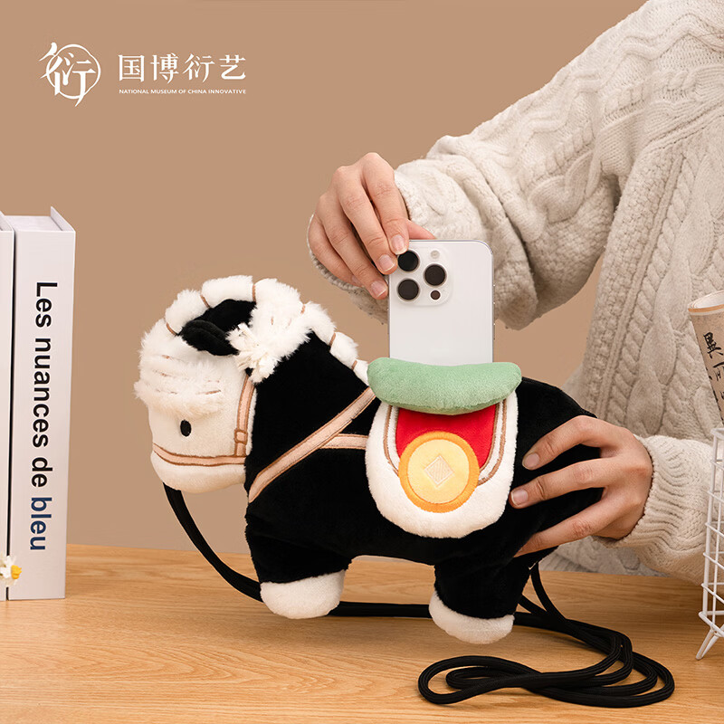 中国国家博物馆一匹黑马毛绒包包新中式文化可爱卡通毛绒挂饰包送朋友新年礼物 一匹黑马毛绒包包